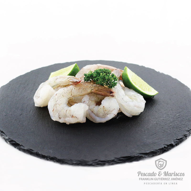 Camarones pelados y limpios decorados con perejil y limón