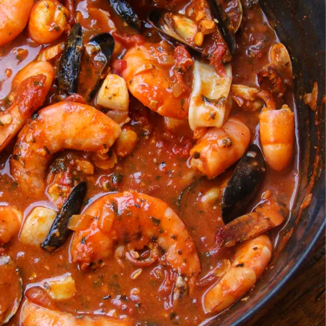 Mariscada en salsa de tomate.