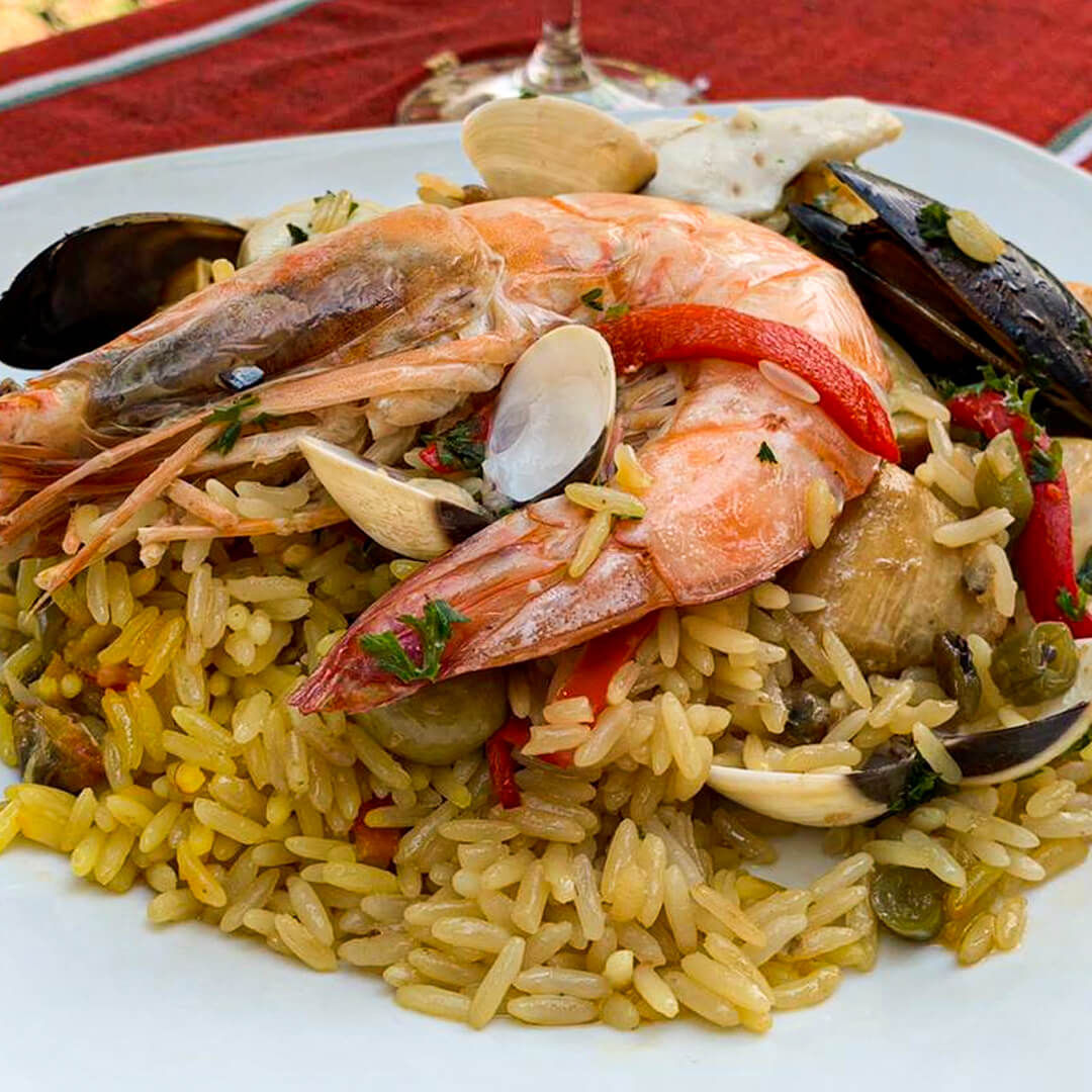 Paella mixta con pollo, cerdo y mariscos