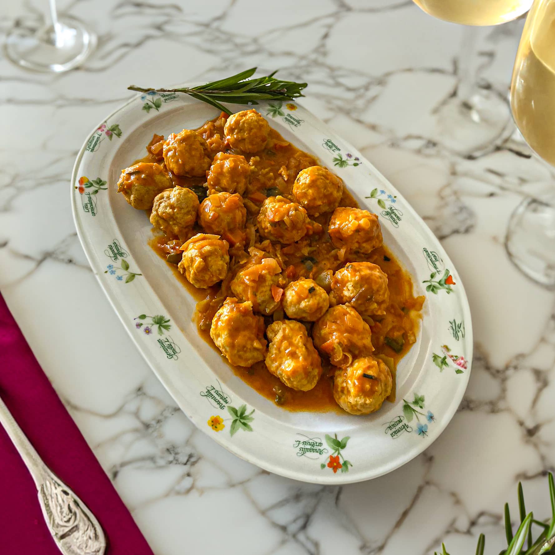 bolitas de lenguado en salsa de encurtido de mostaza