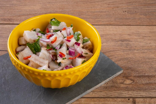 tazon amarillo con ceviche de pescado al estilo puntarenas