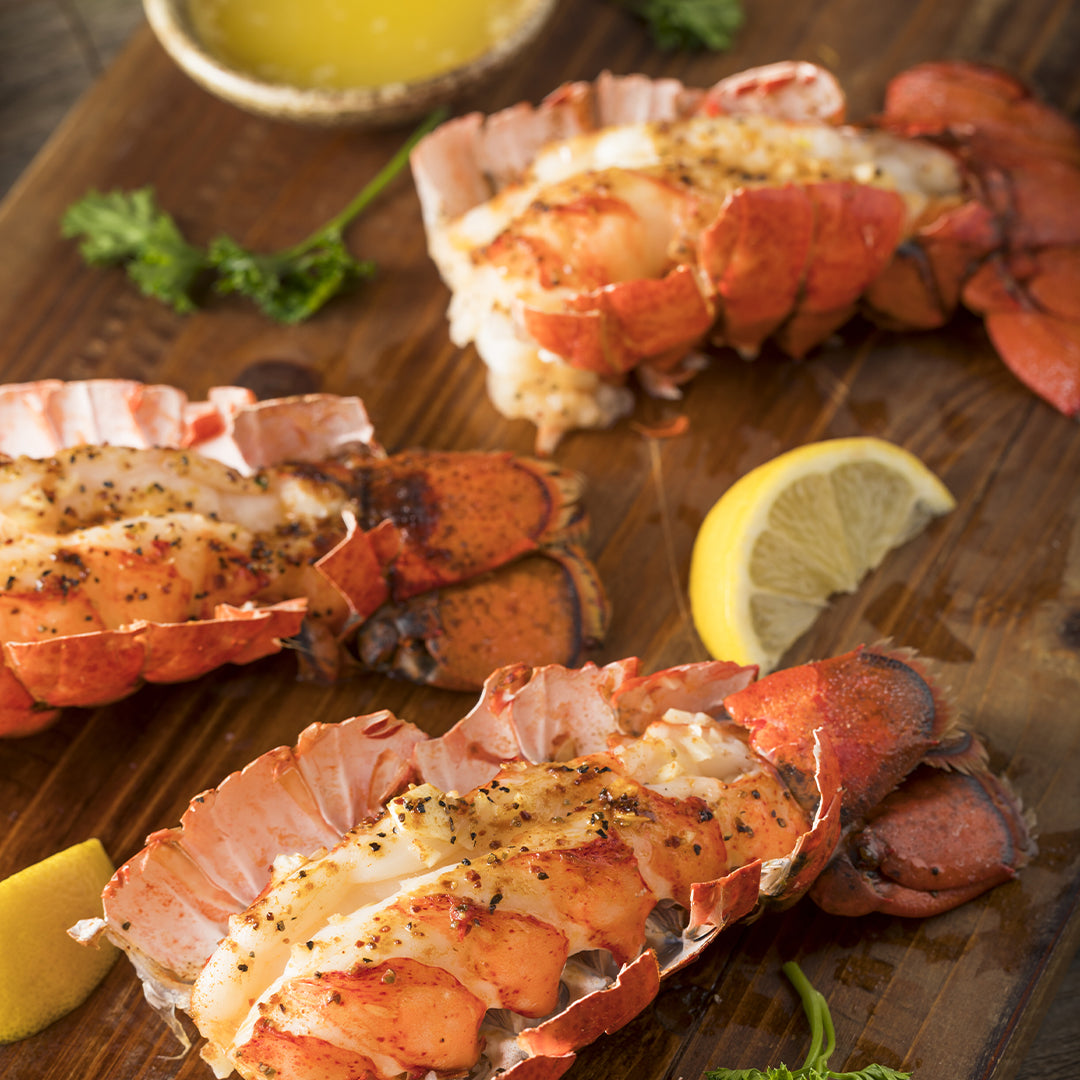 Colas de langosta al horno con mantequilla de ajo y limón