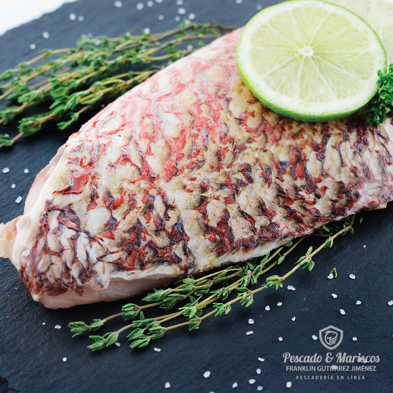 Una filete de pargo con piel