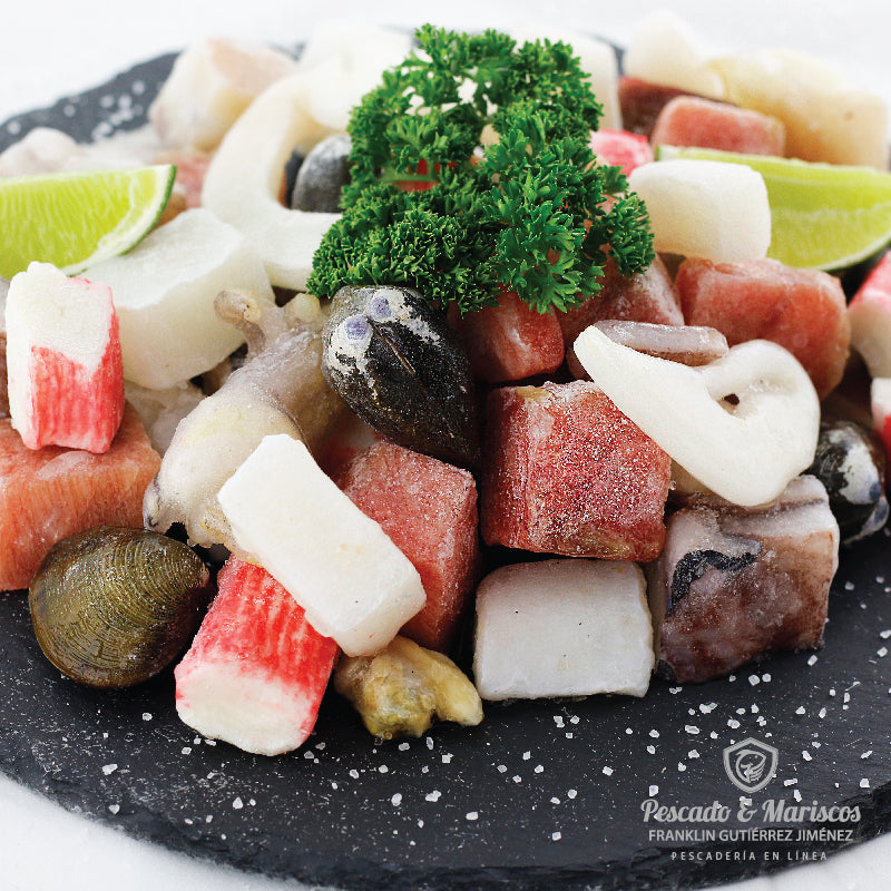 Una mariscada de mejillones, camarones, pescado vela y calamar